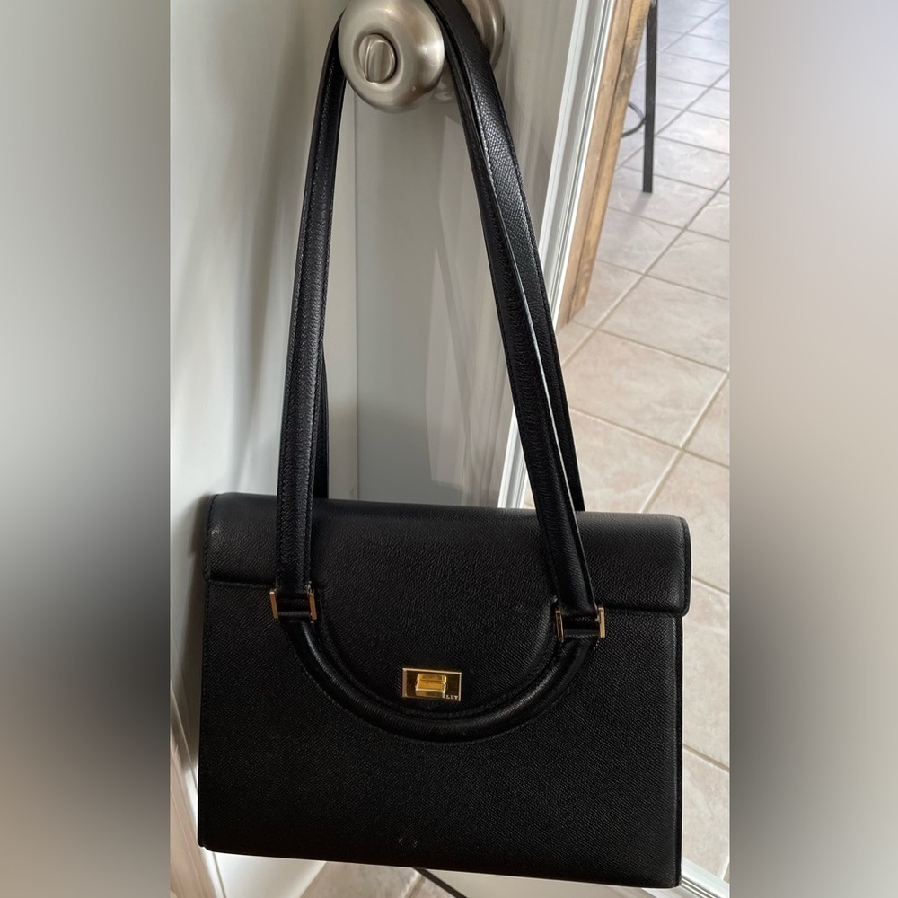 Bally/ Bages women: Bally top handed black hand bag made of Italian leather .